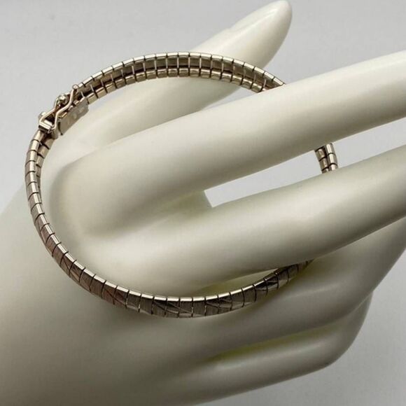 Stunning 925SS Italy Wide Textured Omega Style Bracelet~19.1 Grams - Picture 7 of 8